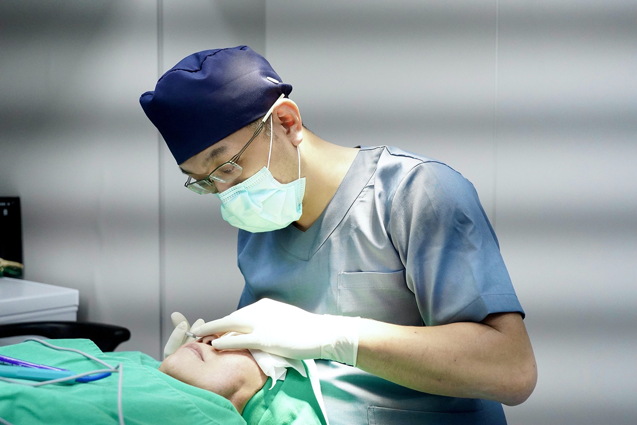 李存昌醫師專精於眼部手術與面部抗衰老手術