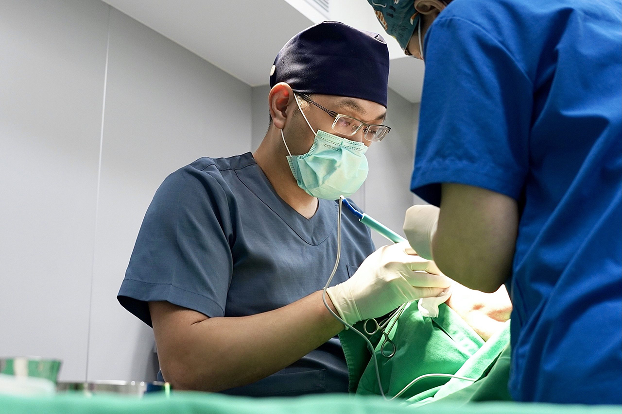 李存昌醫師專精於眼部手術與面部抗衰老手術