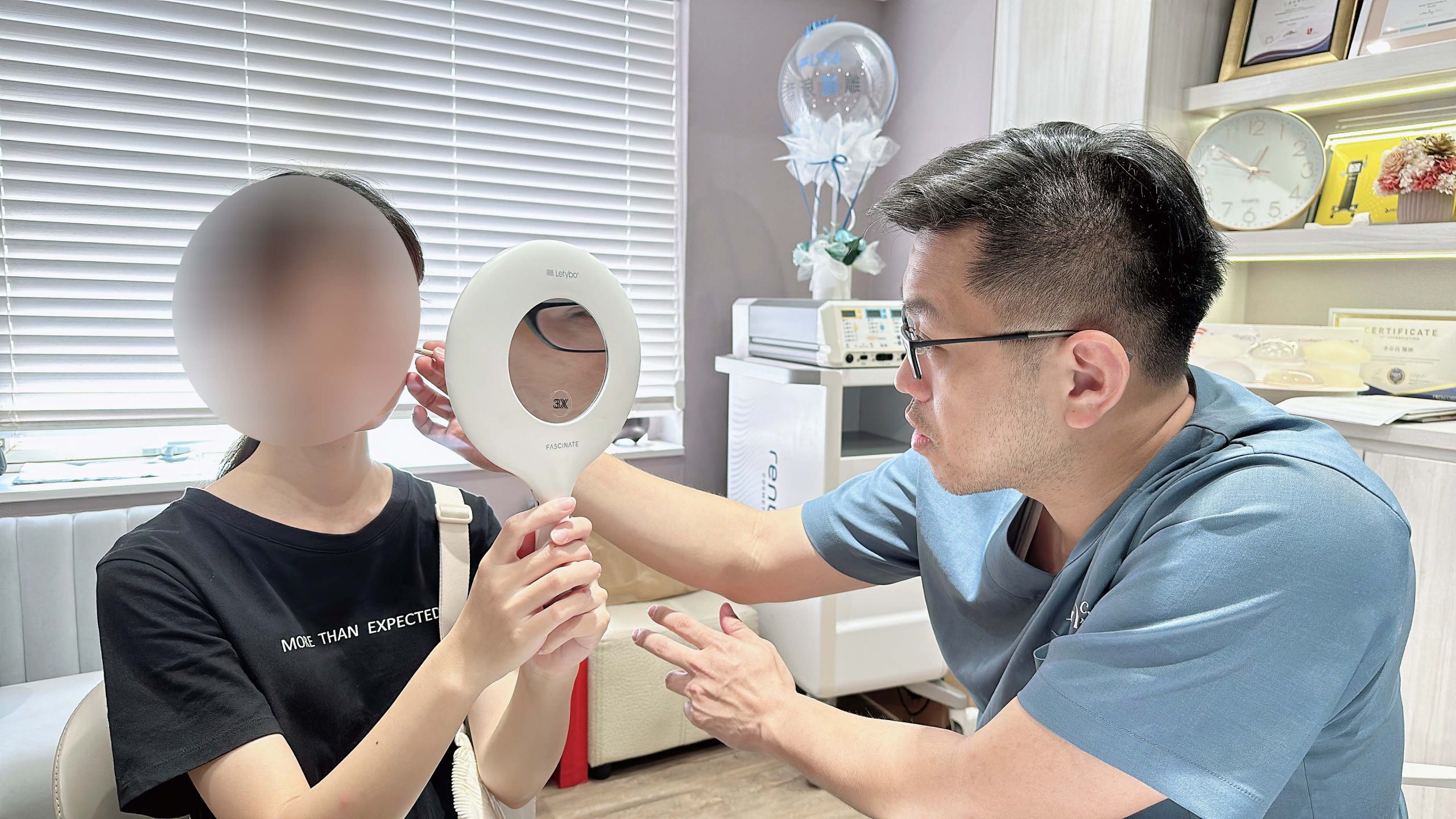 整形外科專科醫師提供猛健樂臉一對一術前評估。